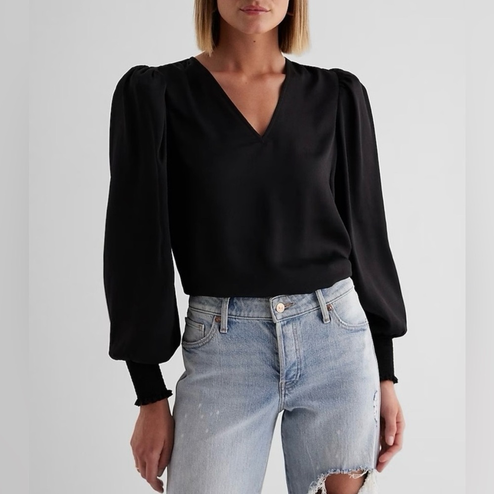 Express Women's Long Sleeves Top Size XS Black V-Neck Smocked Cuff NWT $54